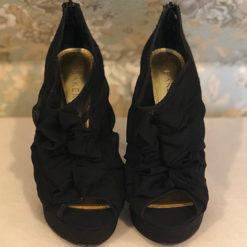Black Ruffled Pumps sz. 8 - Picture 4 of 6
